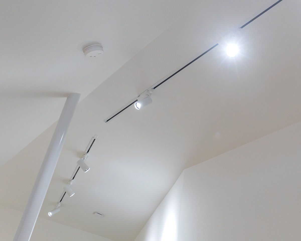 FOKUS track lighting in a three-phase track as a high bay lighting solution.